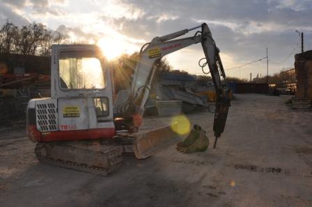 takeuchi-tb135-3 Гидромолот на гусеничном мини-экскаваторе Takeuchi TB 135U