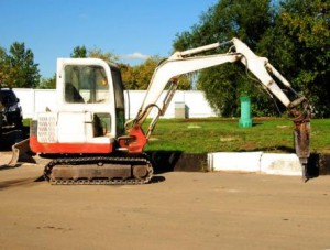 Аренда гусеничного мини-экскаватора с гидромолотом